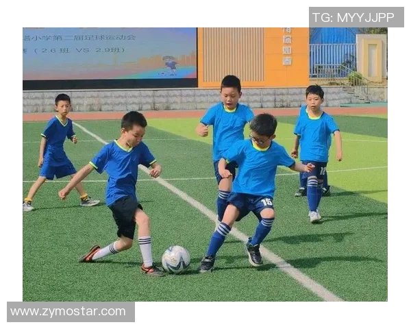 小学生体育课足球游戏的趣味性与团队合作精神培养探索